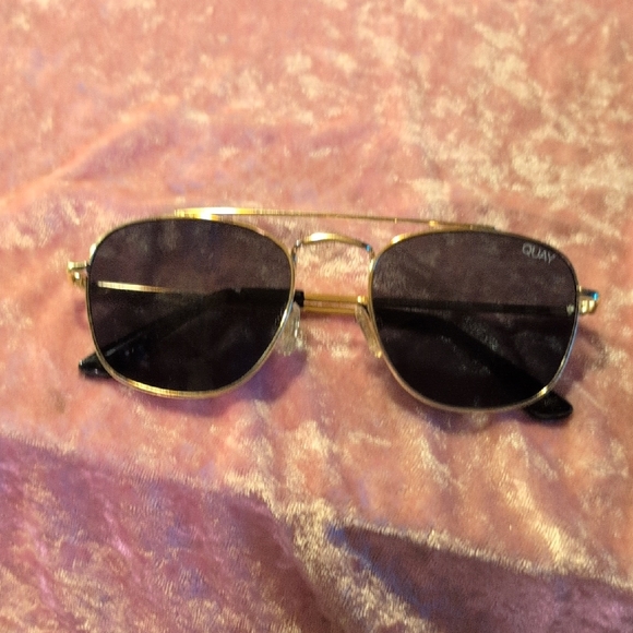 Quay Australia Black and Gold Sunglasses Helios 125 - Picture 1 of 2